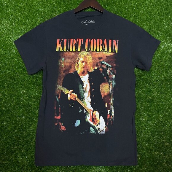 Kurt Cobain Live in Concert Rock T-shirts size Small - Picture 1 of 4